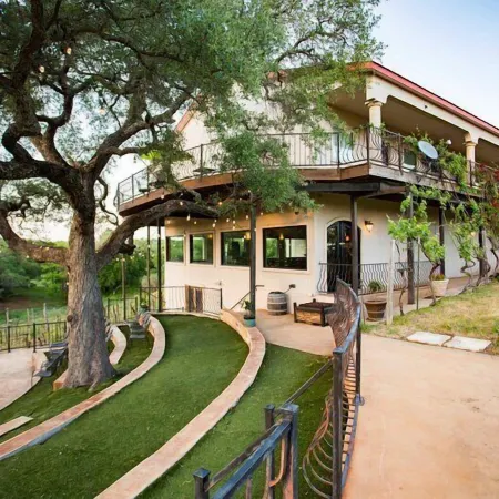 The Guesthouse at the Lonely Oak
