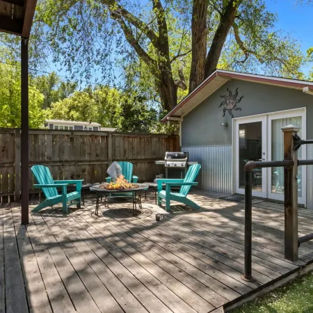 Industrial Old Town Bungalow W/ Free Cruiser Bikes