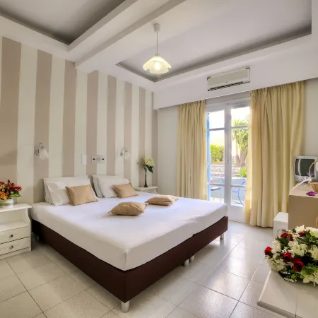 Pantheon Hotel Отели рядом с достопримечательностью «Пляж Периволос»