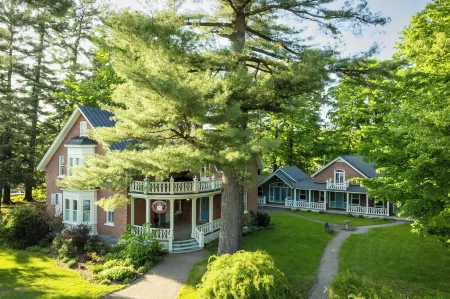 Manoir Sweetsburg Отели в г. Сютон