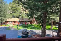 Castle Mountain Lodge - Mountain view