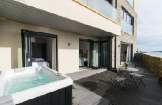Apartment 3 Waterstone House - Sea Front Apartment, Hot Tub - Jacuzzi