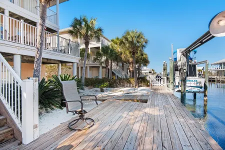 Sailor's Cove Отели рядом с достопримечательностью «Наварр Бич Си Тертл Консервейшен Сентер»