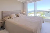 Oceana Suites Cruceros III Hotels near Cathedral of San Fernando