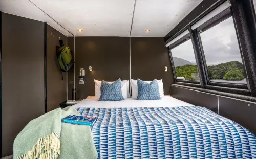 Milford Sound Overnight Cruise - Fiordland Discovery - bar