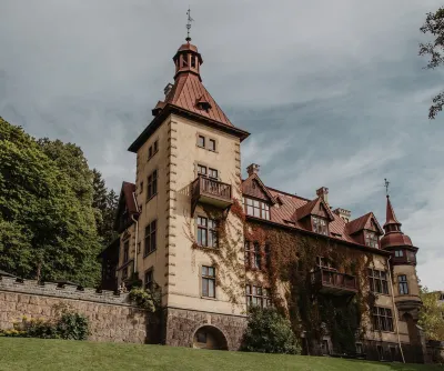 Slottsvillan Hotels near Rosengallerian Huskvarna