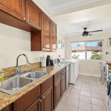 Sunny & Cheerful Near I-10 ~ Queen Beds ~ Parking