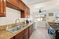 Sunny & Cheerful Near I-10 ~ Queen Beds ~ Parking Hotels in Alhambra