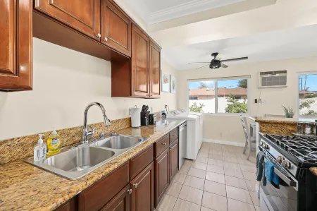 Sunny & Cheerful Near I-10 ~ Queen Beds ~ Parking