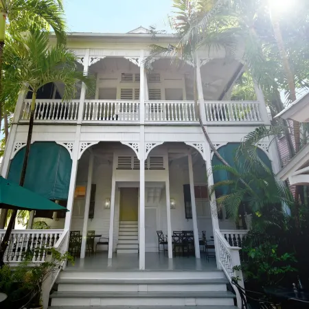 Simonton Court Historic Inn & Cottages