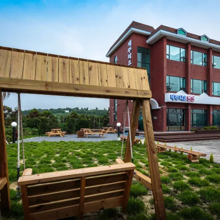Jeju Wayo Pension Отели рядом с достопримечательностью «Пляж Хамдеок»