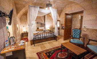Caldera Cave Hotel & Restaurant