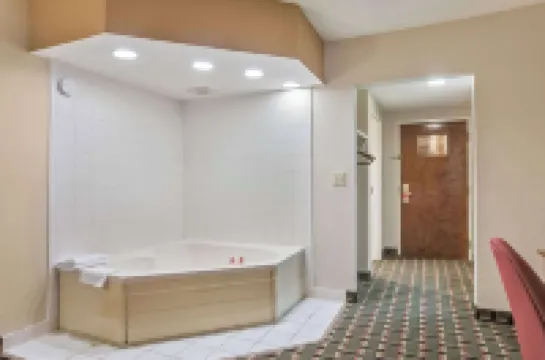 Econo Lodge Inn & Suites Marietta