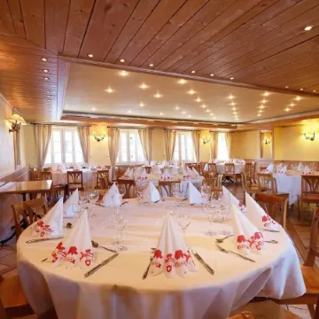 Hôtel de Ville Отели рядом с достопримечательностью «La Maison du Gruyère a Pringy»