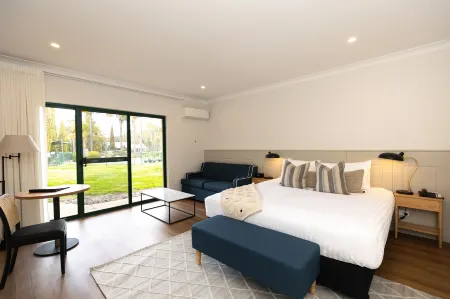 Clare Country Club Отели рядом с достопримечательностью «Mad Bastard Wines»