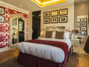 Le Monde Hotel