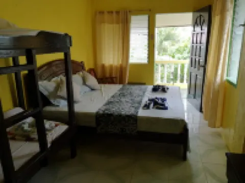 古安娜斯普拉斯客房和瑞斯多酒吧賓館 達安班塔延酒店