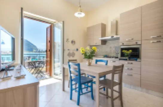 Casetta Vista Mare in Piazza a Mondello by Wonderful Italy