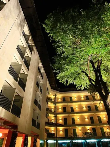 รูปภาพของทีสาม เฮ้าส์