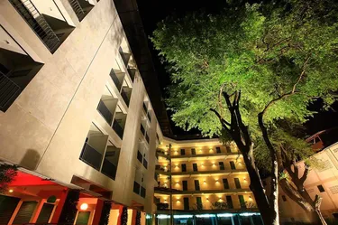 รูปภาพของทีสาม เฮ้าส์