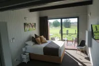 Narangba Motel (Formerly Brisbane North B&B and Winery) - balcony