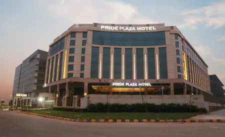 Pride Plaza Hotel, Aerocity New Delhi Отели рядом с достопримечательностью «Tomb of Azim Khan»