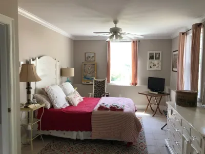 Josephine's on the Bay Bed and Breakfast Hotels in Hull