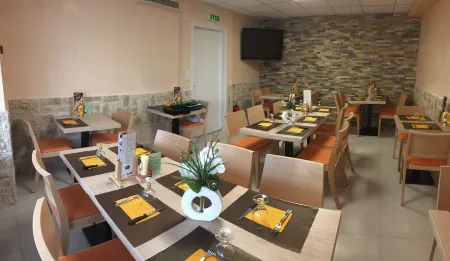 Hotel du Commerce Отели в г. Лестель-Бетарам