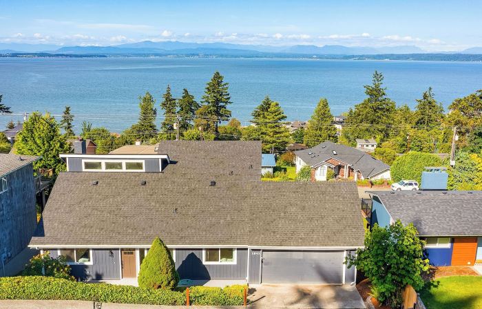 Peaceful Island Getaway, Port Susan Views with BBQ & Playroom