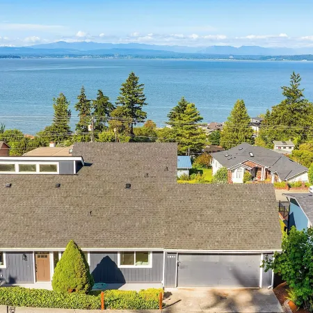 Peaceful Island Getaway, Port Susan Views with BBQ & Playroom