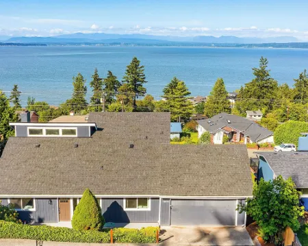 Peaceful Island Getaway, Port Susan Views with BBQ & Playroom Hotels in Camano
