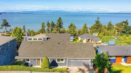 Peaceful Island Getaway, Port Susan Views with BBQ & Playroom