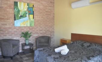 Lightning Ridge Outback Resort & Caravan Park