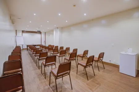 Rio Aeroporto Hotel Galeão Отели рядом с достопримечательностью «Praça Beira Mar»