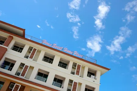 Home Sweet Home Place Отели рядом с достопримечательностью «Phra Prang Sam Yot»