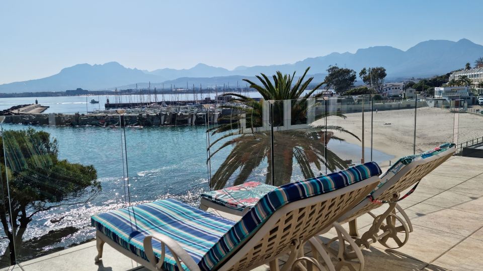 'The View' on Bikini Beach, Seafront, 2 Bedroom, Sleeps 4