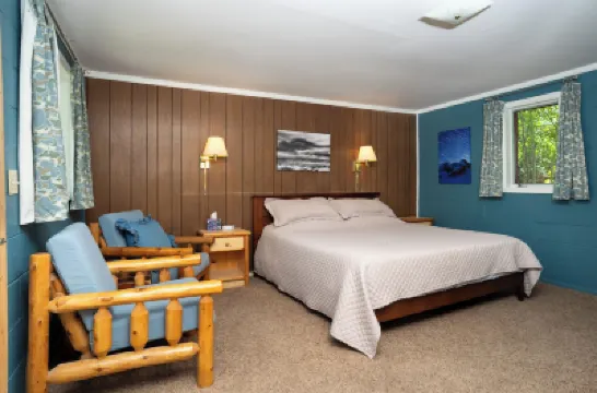 เรดวูด เคบินส์ โรงแรมใน