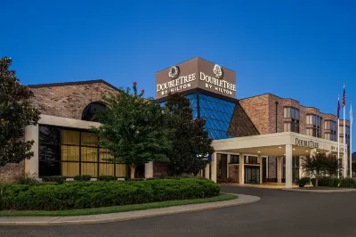 DoubleTree by Hilton Hotel Murfreesboro Отели рядом с достопримечательностью «Джорджтаун сквер»