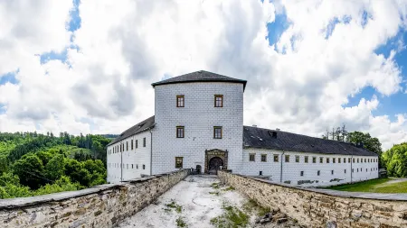 Zámek Kolštejn - Hotel Chateau Goldenstein Отели в г. Остружна