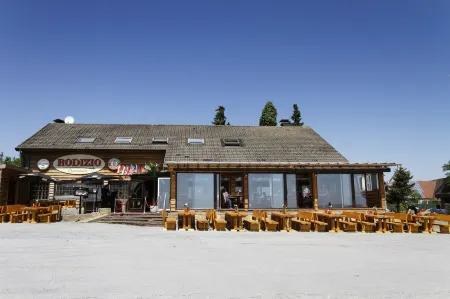 Hotel Restaurant Rodizio Paderborn Отели рядом с достопримечательностью «Bilster Berg Drive Resort»