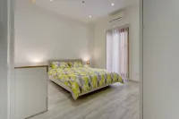 Stylish 2 Bedroom Apartment in an Amazing Location - Beach