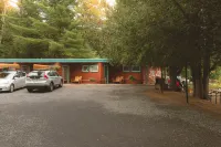 Motel Long Lake and Cottages - parking
