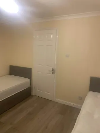 2 Bedroom House - Sleeps 5 - Free Parking Wifi Отели рядом с достопримечательностью «Osterley»