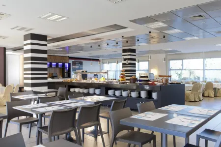 Apartamentos Vértice Sevilla Aljarafe Отели рядом с достопримечательностью «SALA FANTASIA»