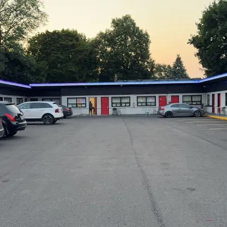 Crestwood Motel
