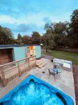 Shepherds Hut With Hot Tub - Apartments