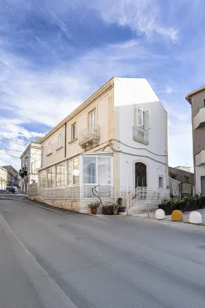 Lakkios Charming Suites and Rooms Отели рядом с достопримечательностью «Сиракузы»