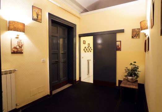 호텔 에트니아 316의 역사적인 건물 외관과 거리 전망