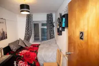 Room in Guest Room - Charming London Guest Room with Garden BBQ - Kitchenette
