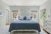 Luxury 6BR-5.5BA, heated pool, firepit, 2 porches, sheets/twls, beach/baby gear